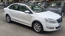 Used Skoda Rapid Ambition MPI with Alloy wheels in Mumbai