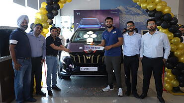 Mahindra XUV700 ‘Gold Edition’ handed over to the Javelin ace Sumit Antil