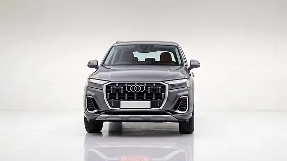 Audi Q7 closed door view