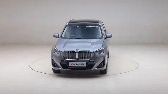 BMW iX1 LWB closed door view