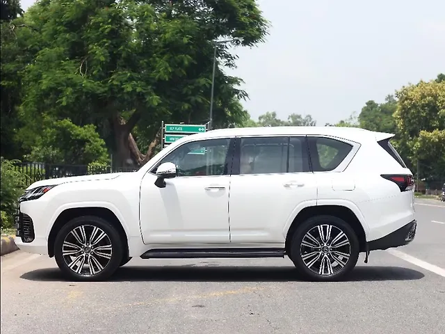 Used Lexus LX 500d with Ash Open Pore Sumi Black Trim in Kochi Used Lexus LX 500d with Ash Open Pore Sumi Black Trim in Kochi