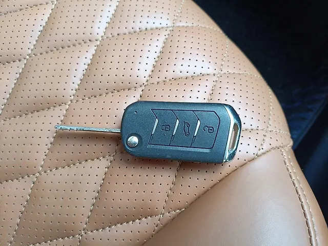 Used Mahindra Old Generation XUV700 AX5 2WD Diesel 2.2L Turbo Manual 7 STR in Bangalore