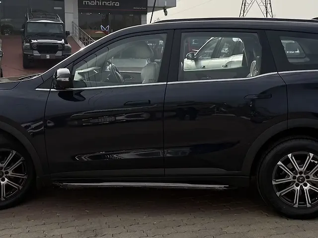 Used Mahindra Old Generation XUV700 AX 7 Petrol AT Luxury Pack 7 STR [2021] in Thrissur