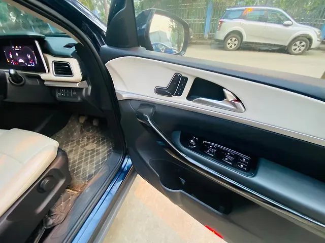 Used Mahindra Old Generation XUV700 AX 7 Petrol MT 7 STR [2021] in Kolkata