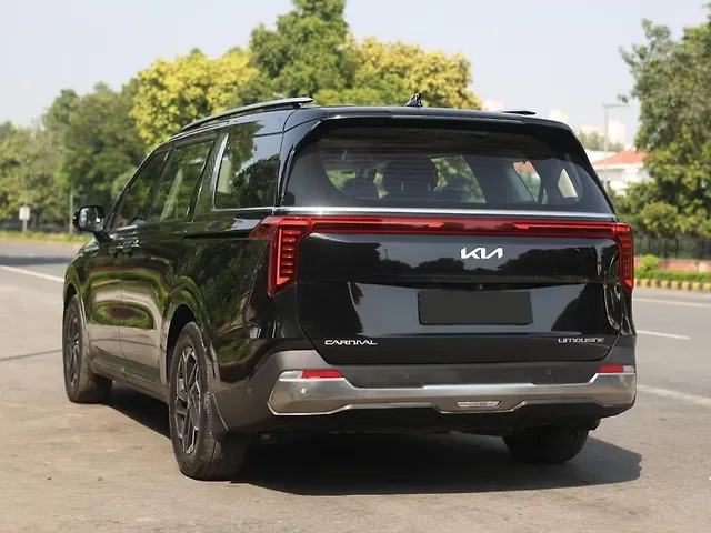 Used Kia Carnival Limousine Plus Diesel Turbo Automatic in Delhi Used Kia Carnival Limousine Plus Diesel Turbo Automatic in Delhi