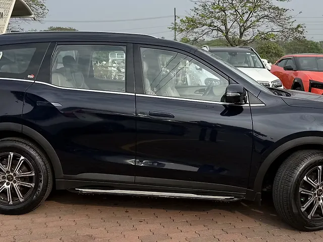 Used Mahindra Old Generation XUV700 AX 7 Petrol AT Luxury Pack 7 STR [2021] in Thrissur