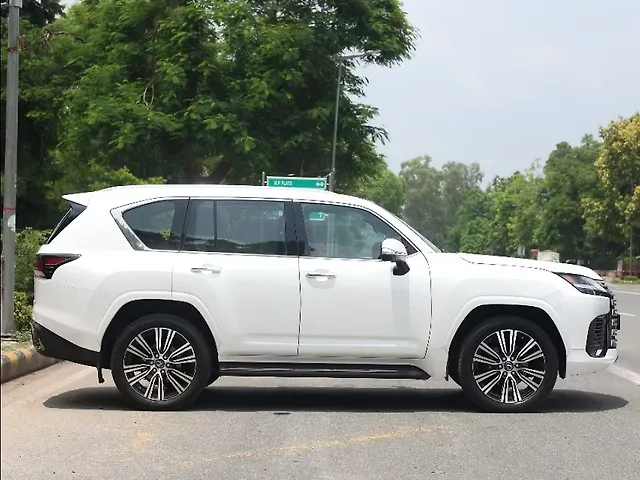 Used Lexus LX 500d with Ash Open Pore Sumi Black Trim in Kochi Used Lexus LX 500d with Ash Open Pore Sumi Black Trim in Kochi