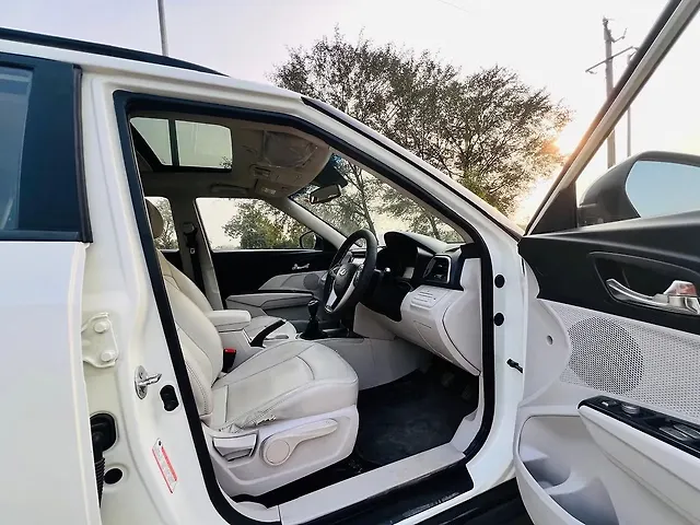 Used Mahindra XUV300 [2019-2024] W8 (O) 1.2 Petrol in Ahmedabad