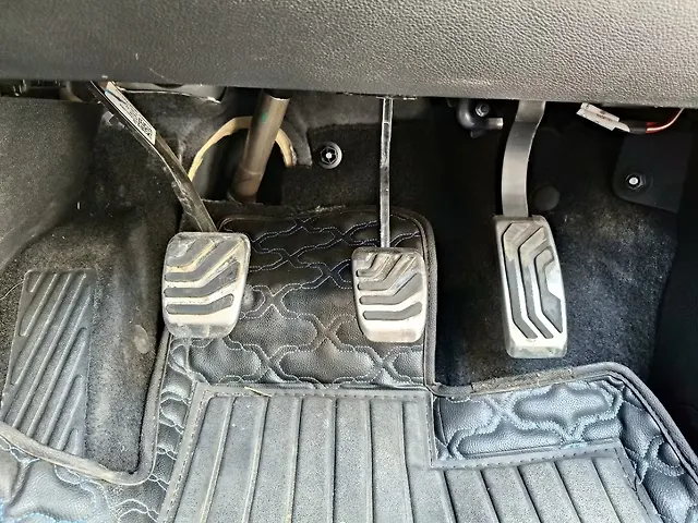 Used Mahindra Old Generation XUV700 AX5 2WD Diesel 2.2L Turbo Manual 7 STR in Bangalore