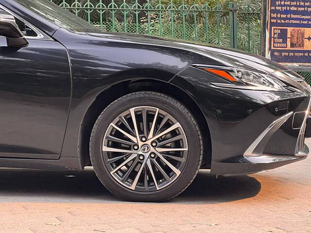 Used Lexus ES 300h Luxury in Delhi