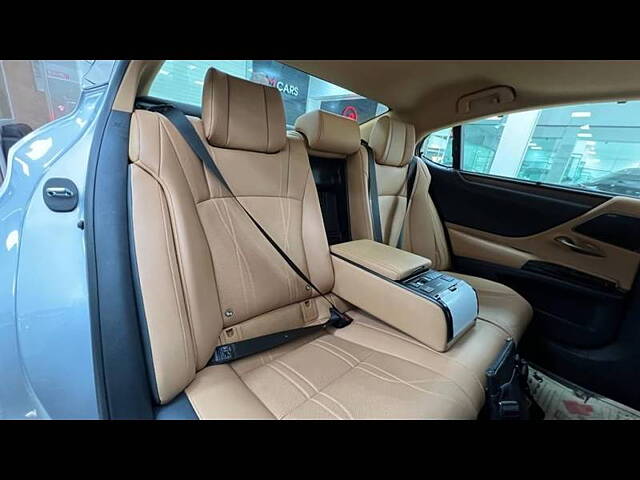 Used Lexus ES 300h Luxury in Chennai