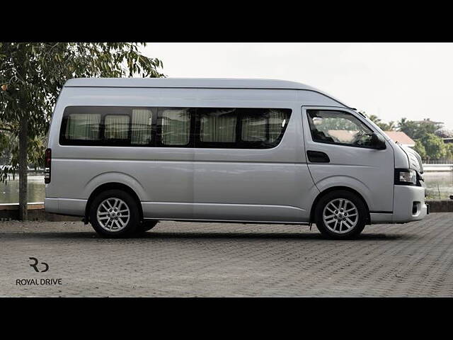 Used Toyota Commuter HiAce 3.0 L in Kochi