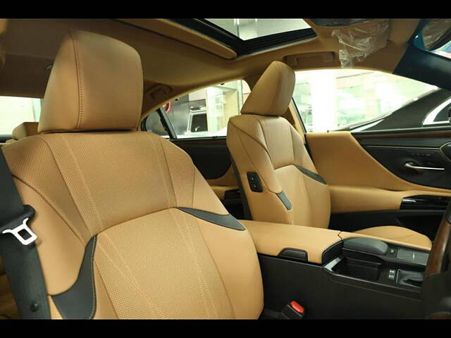 Used Lexus ES 300h Luxury in Chennai