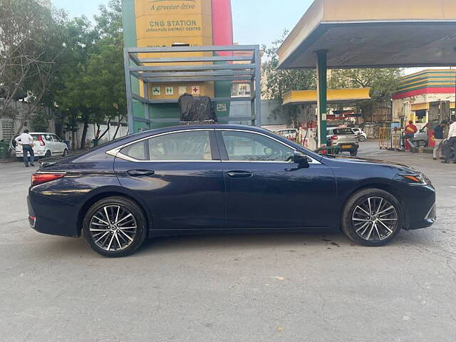 Used Lexus ES 300h Luxury in Delhi