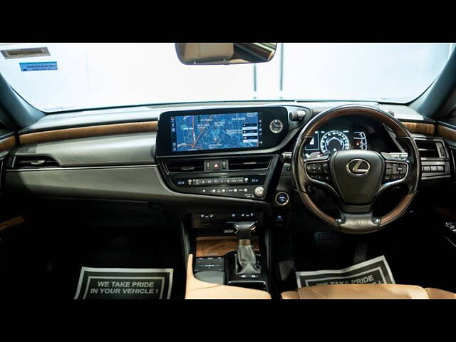 Used Lexus ES 300h Luxury in Delhi