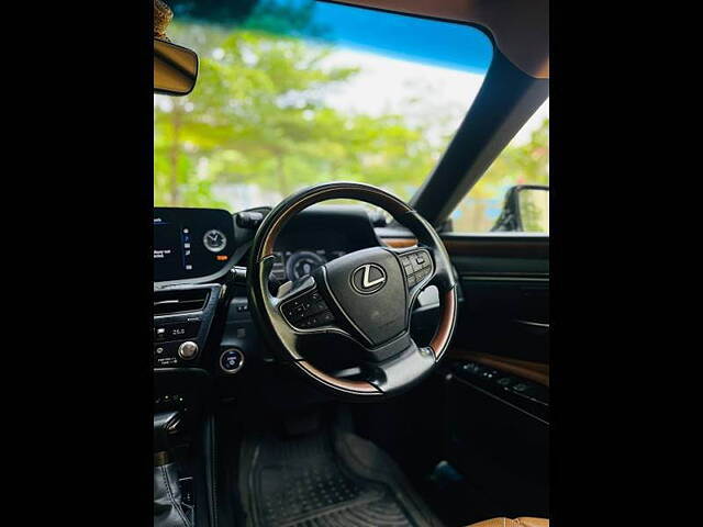 Used Lexus ES 300h Luxury in Mumbai