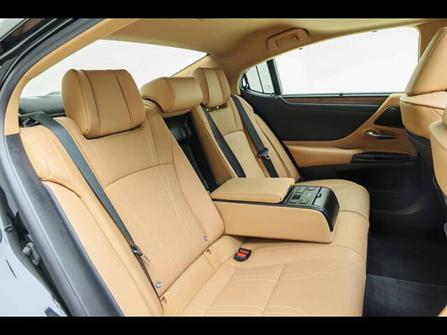 Used Lexus ES 300h Luxury in Lucknow