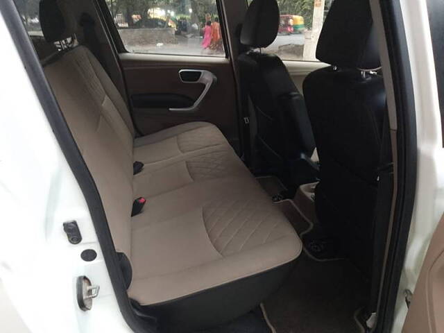 Used Mahindra TUV300 T10 in Delhi