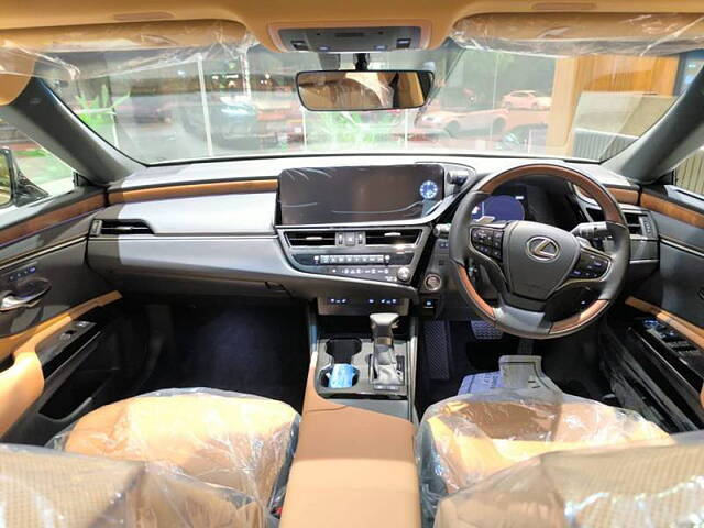 Used Lexus ES 300h Luxury in Mumbai