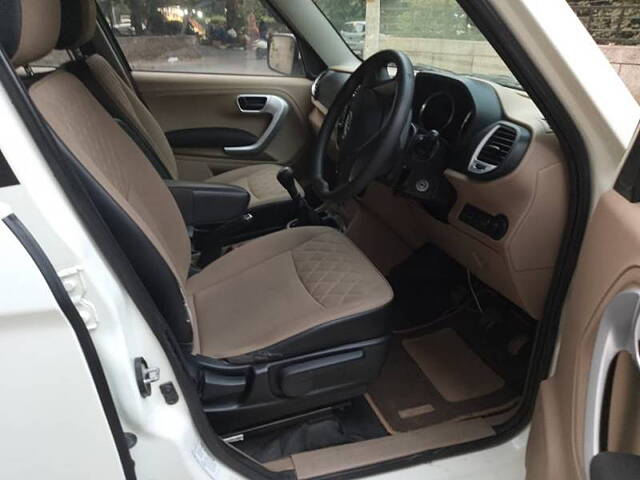 Used Mahindra TUV300 T10 in Delhi