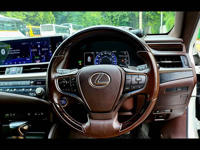 Used Lexus ES 300h Luxury in Delhi