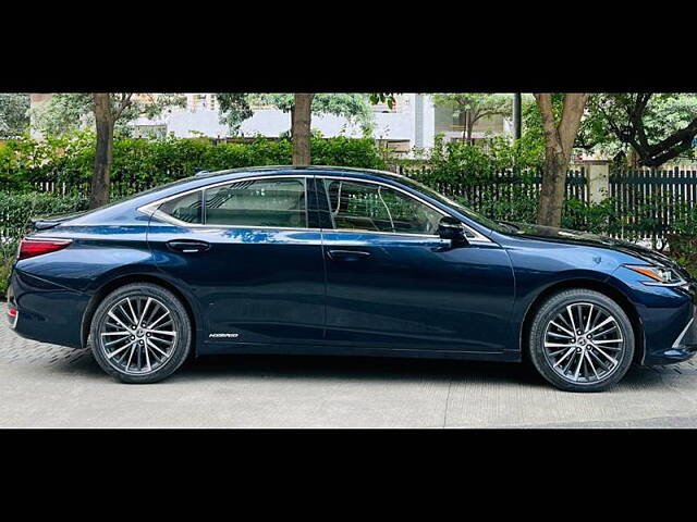 Used Lexus ES 300h Luxury in Mumbai