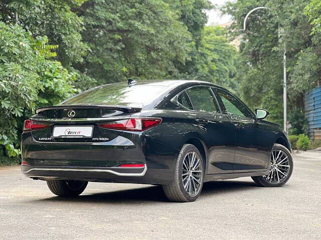 Used Lexus ES 300h Luxury in Delhi