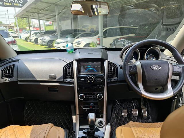 Used Mahindra XUV500 W11 in Lucknow