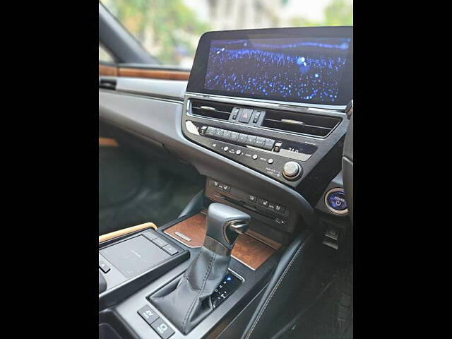 Used Lexus ES 300h Luxury in Delhi