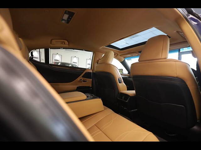 Used Lexus ES 300h Luxury in Delhi