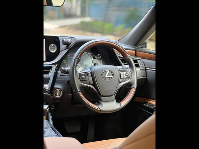 Used Lexus ES 300h Luxury in Delhi