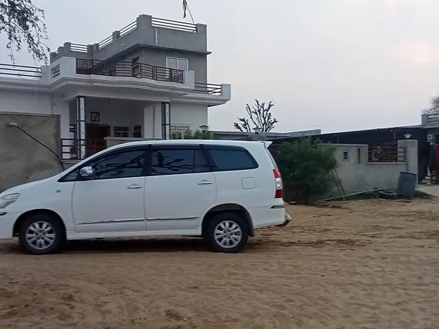 Used 2011 Toyota Innova in Sikar