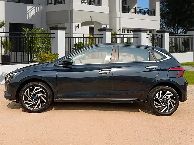 Used Hyundai i20 Asta (O) 1.2 IVT in Delhi