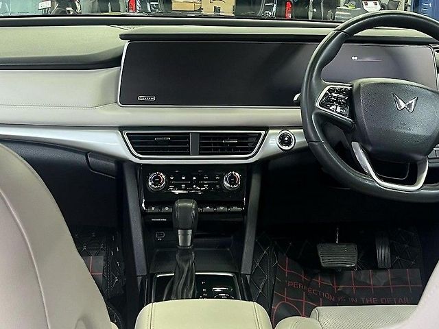 Used Mahindra XUV700 AX 7 Diesel AT AWD 7 STR [2021] in Meerut