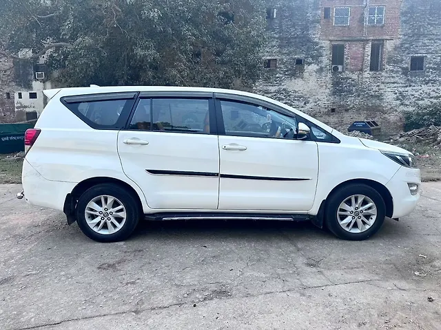 Used Toyota Innova Crysta [2016-2020] 2.4 G 8 STR [2016-2017] in Kanpur