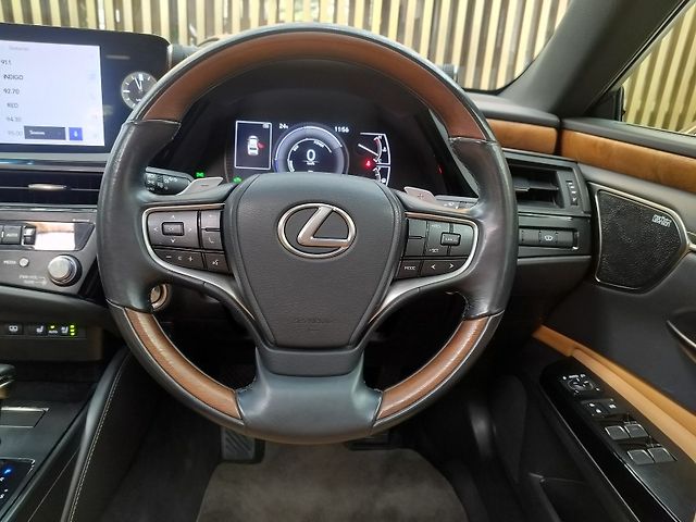 Used Lexus ES 300h Luxury in Bangalore