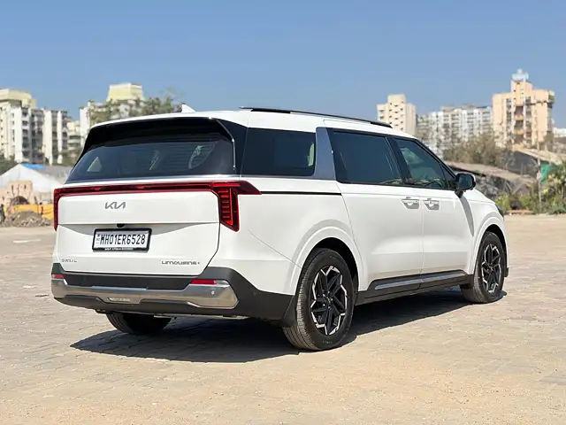 Used Kia Carnival Limousine Plus in Mumbai