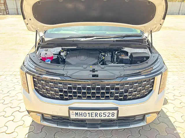 Used Kia Carnival Limousine Plus in Mumbai