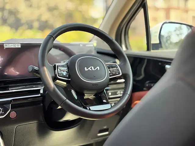 Used Kia Carnival Limousine Plus in Mumbai