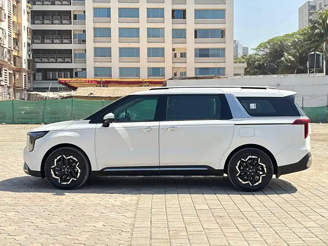 Used Kia Carnival Limousine Plus in Mumbai