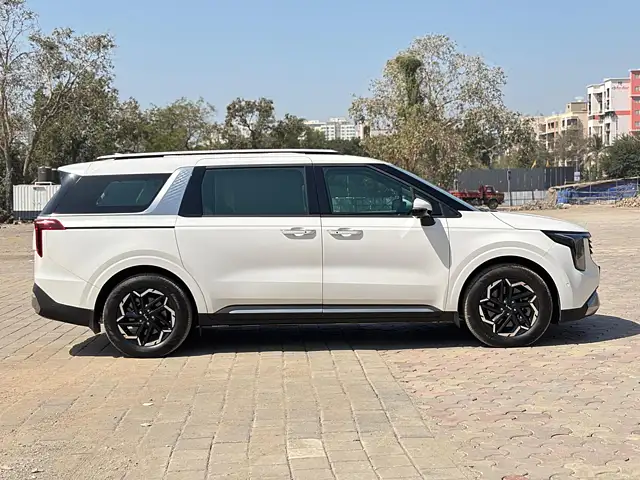 Used Kia Carnival Limousine Plus in Mumbai