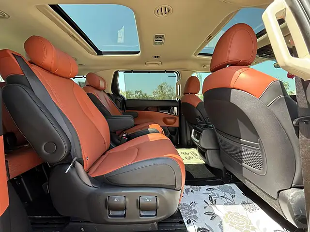 Used Kia Carnival Limousine Plus in Mumbai