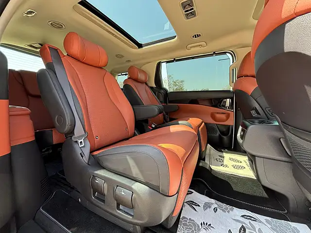 Used Kia Carnival Limousine Plus in Mumbai