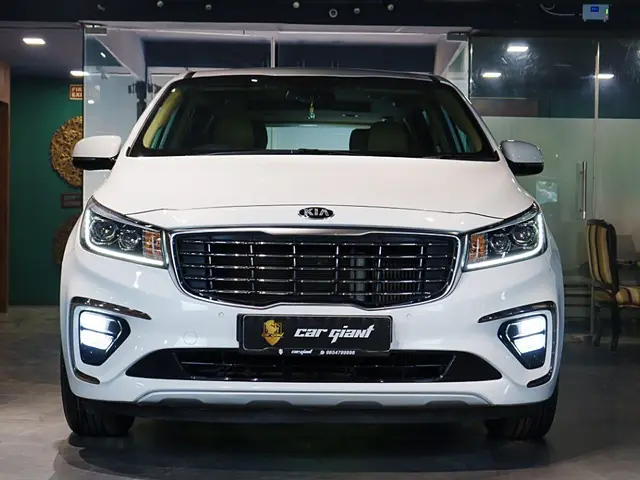 Used 2020 Kia Carnival in Delhi