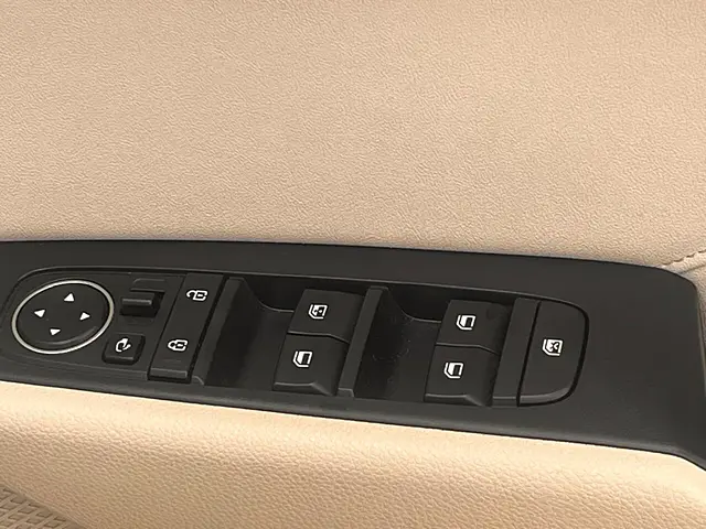 Used Kia Carens [2023-2024] Luxury Plus 1.5 Diesel iMT 7 STR [2023-2024] in Delhi