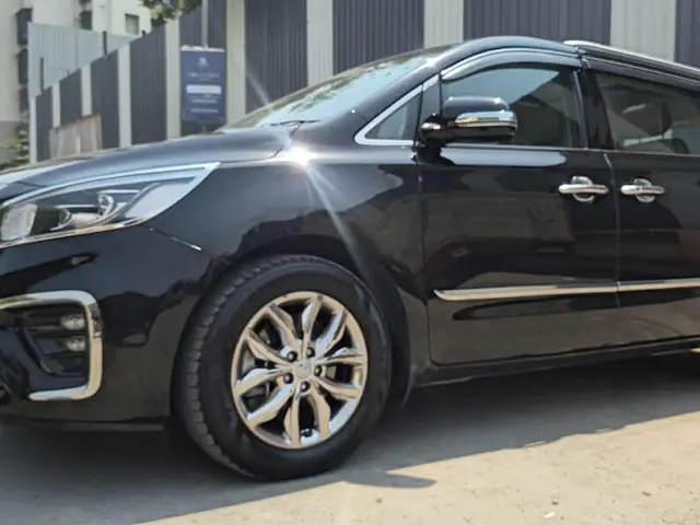 Used 2020 Kia Carnival in Mumbai
