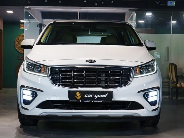 Used 2020 Kia Carnival in Delhi