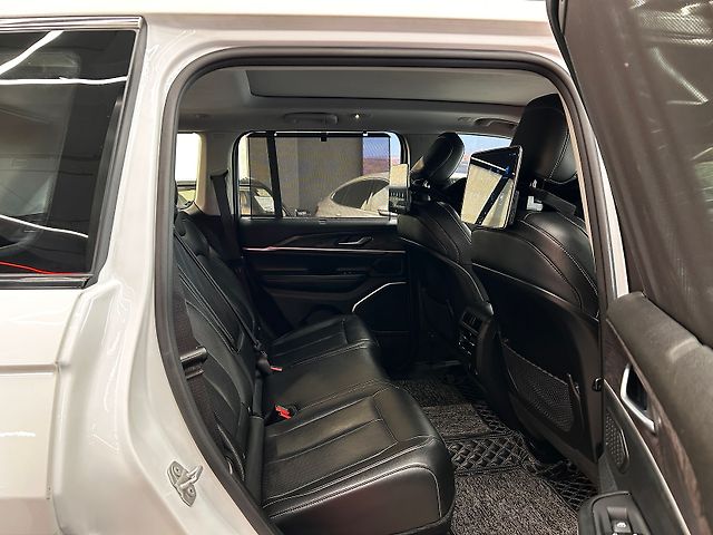 Used Jeep Grand Cherokee Limited (O) 4x4 AT in Bangalore