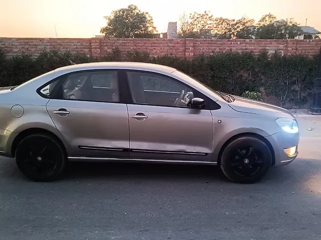 Used Skoda Rapid [2014-2015] 1.5 TDI CR Ambition with Alloy Wheels in Ludhiana