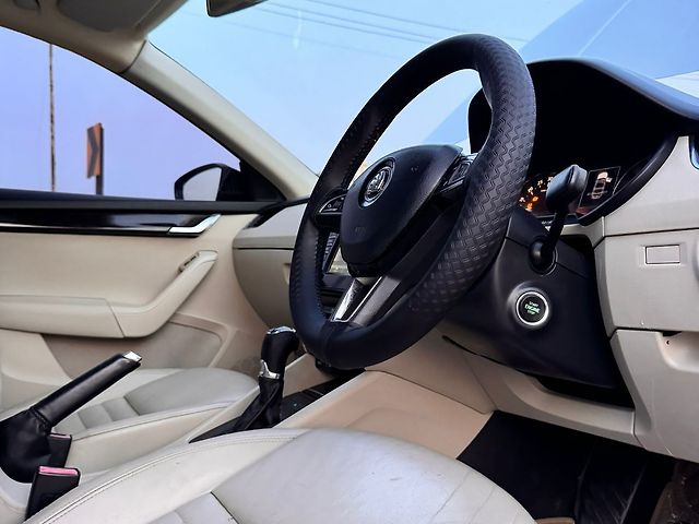 Used Skoda Octavia [2017-2021] 2.0 TDI CR Style Plus AT [2017] in Surat